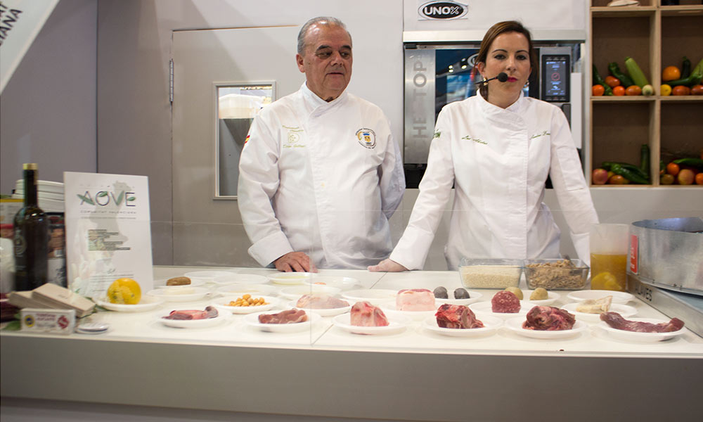 Los Abetos representan a la Asociación Gastronómica de la Cassola de Sant Blai en FITUR